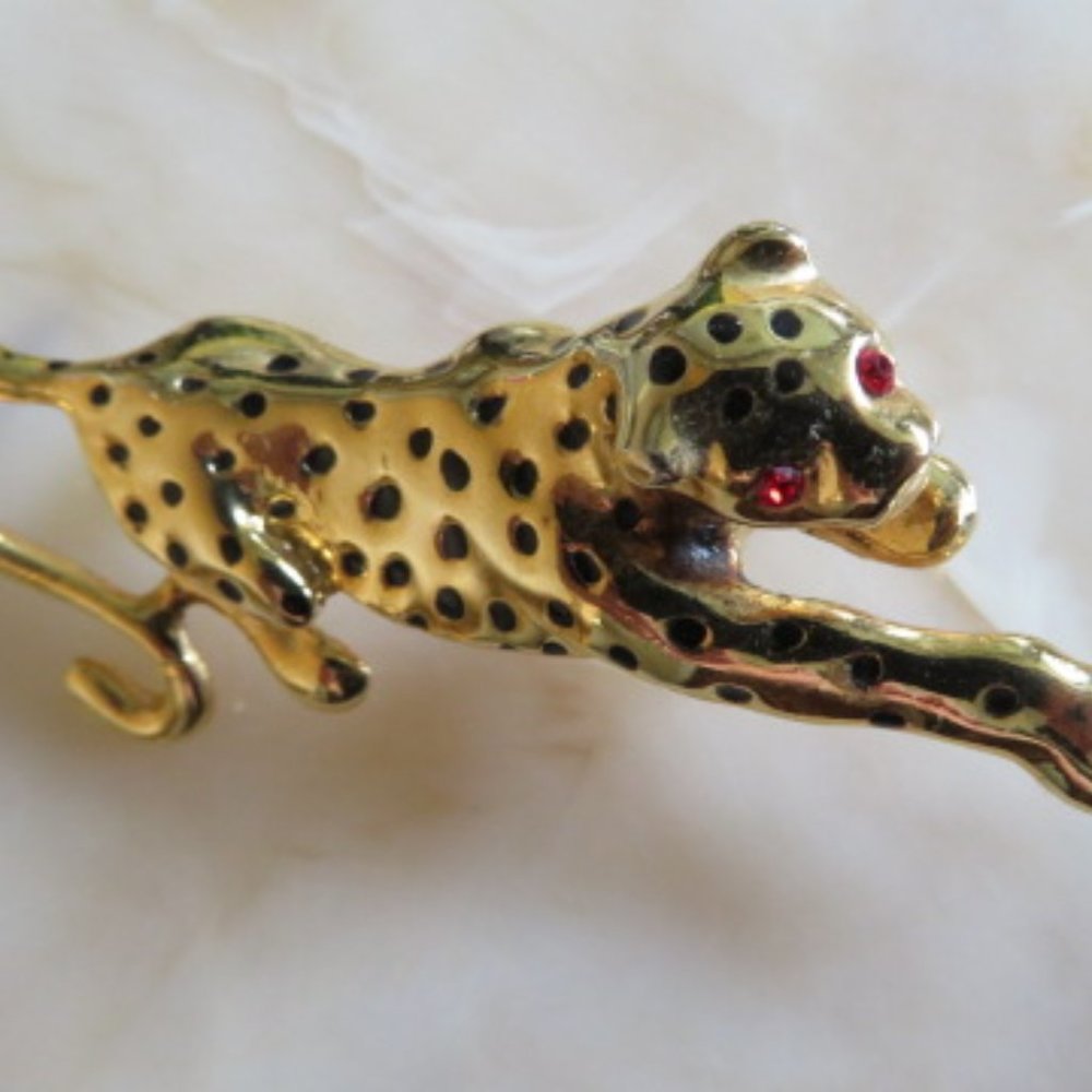 Vintage Gold Tone LEOPARD Brooch Red Rhinestone Eyes (F4)